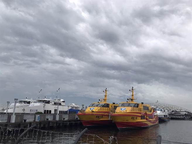 往返屏东离岛小琉球的4家民营客船稍早宣布，29日持续全天停驶至30日復航。（谢佳潾摄）