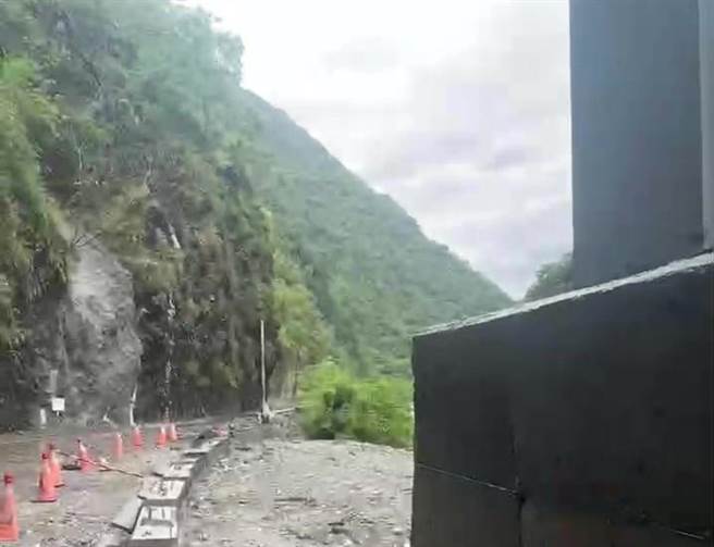 南横公路坍方画面。(民眾提供／蔡旻妤台东传真)