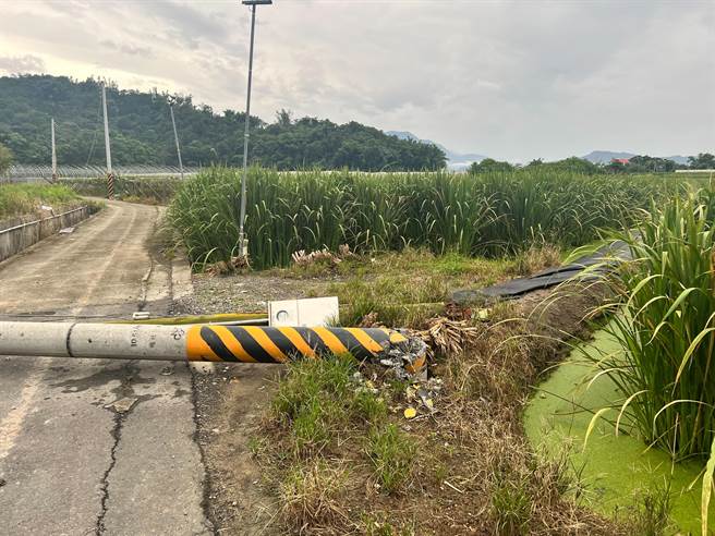 杜苏芮颱风尾横扫埔里，造成福兴里一处农地的1根电线杆遭强风吹断，横躺在农路上。（民眾提供／杨静茹南投传真）