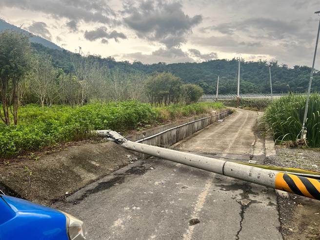 埔里郊区农地的1根电线杆遭颱风尾吹断，所幸该电杆属于农业设施用电，未对周边用户造成影响。（民眾提供／杨静茹南投传真）