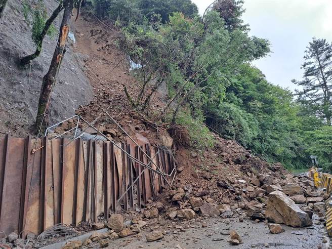 合欢山公路翠峰坍方路段刚完成短期加固工程，不敌杜苏芮颱风尾，上午9时许坍方，落石量约30公尺，双向交通中断。（公路总局提供／杨静茹南投传真）
