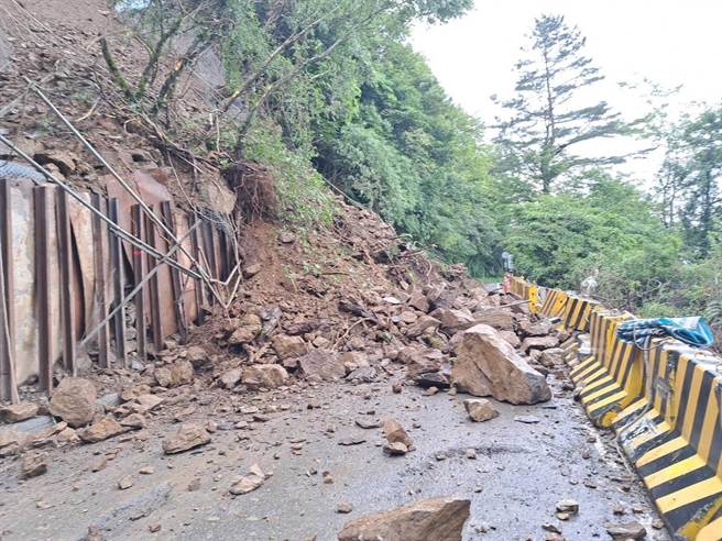 台14甲线18.7公里处、合欢山公路翠峰路段不敌颱风豪雨坍方，预计下午2时许抢通。（公路总局提供／杨静茹南投传真）