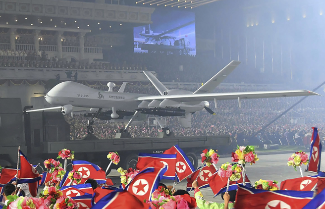 北韩周四（27）日晚在平壤举行「战胜节」70周年阅兵仪式，而其中展示的一款无人机酷似美国MQ-9「死神」（Reaper）。（朝中社/美联社）