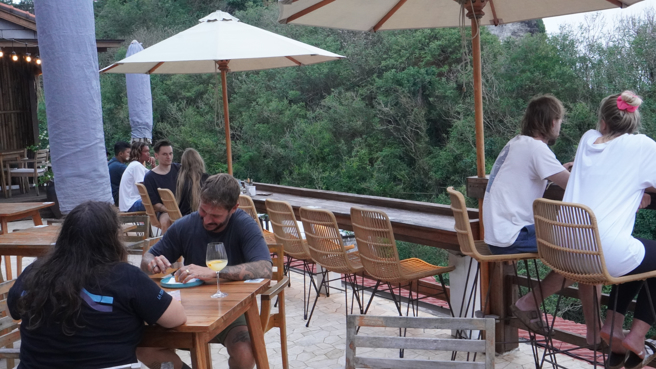 峇里岛乌鲁瓦图具有壮观的悬崖景色，不少咖啡厅会沿着悬崖而建，是许多国际游客选择到此旅游的主因。（图／中央社）