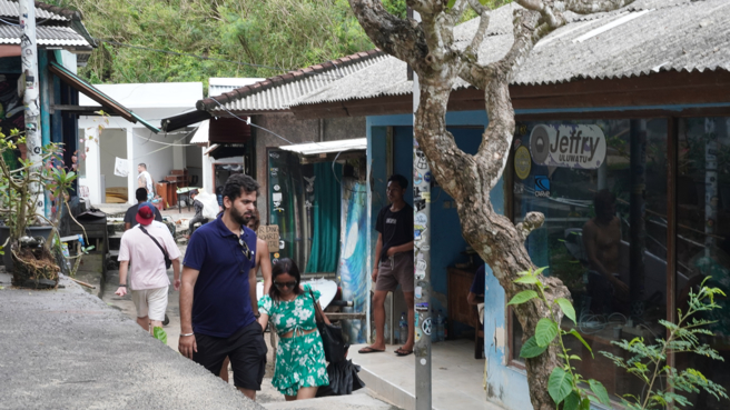 峇里岛乌鲁瓦图因仍保有纯朴景观，尚未全面商业化而深受国际游客喜爱。图为乌鲁瓦图山区小径。（图／中央社）