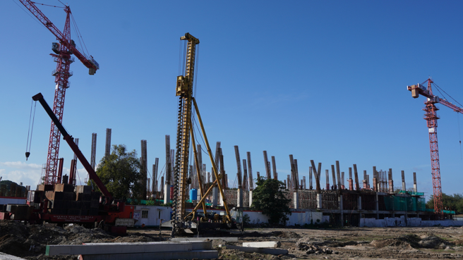 峇里岛赛努区的Magnum建案正在兴建，未来完工后将有俱乐部、酒吧、按摩设施和健身房等，已有许多工人及大型工程车进驻。（图／中央社）