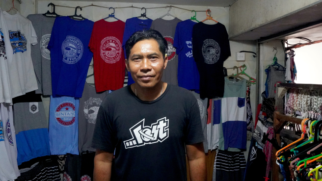 峇里岛乌鲁瓦图海滩纪念品店老板艾尤曼（I nyoman sumerta）育有一对儿女，他担忧房价高涨可能导致孩子买不起房。（图／中央社）