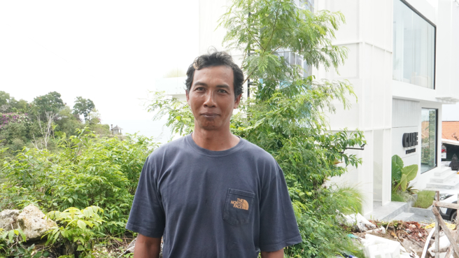 峇里岛乌鲁瓦图居民纽曼（Nyoman Shugita）担忧，豪华公寓盖在陡峭山坡上可能会破坏环境，影响后代子孙。（图／中央社）