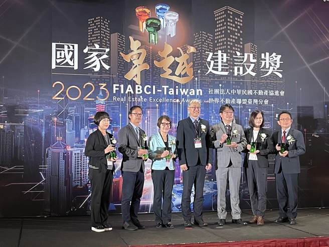 苗栗县政府以推动旧山线铁道自行车荣获国家卓越建设奖两奖项肯定。（苗栗县政府提供／谢明俊苗栗传真）