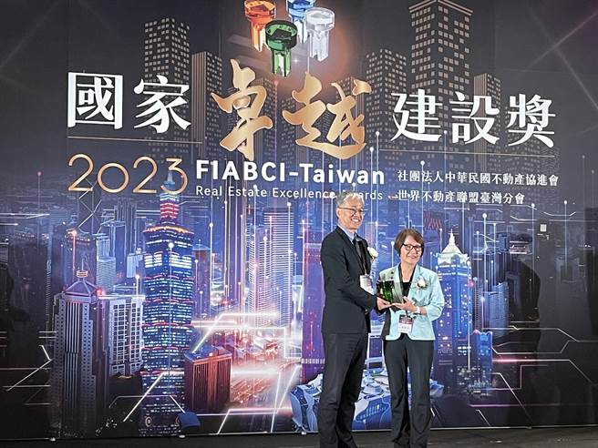 苗栗县政府以推动旧山线铁道自行车荣获国家卓越建设奖两奖项肯定，由副县长邓桂菊代表受奖。（苗栗县政府提供／谢明俊苗栗传真）