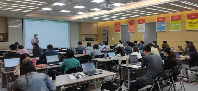 明昌國際工業股份有限公司運用計畫規劃企業轉型所需教育訓練課程。（中彰投分署提供）