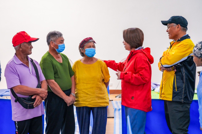 中颱杜苏芮来袭，屏东县长周春米前往山地门关心民眾。（图取自周春米脸书） 