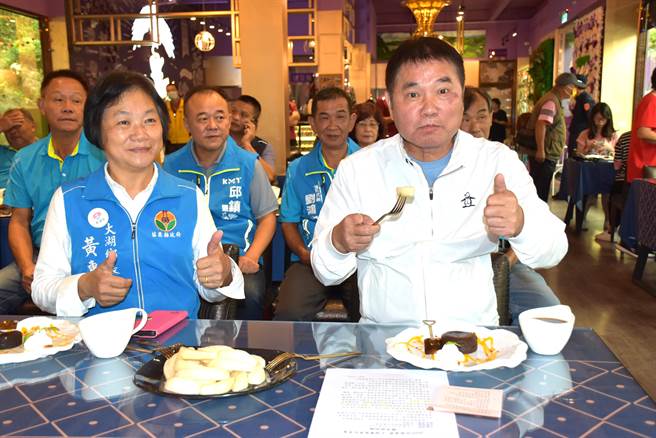 苗栗县大湖乡高接梨正是盛产期，苗栗县长锺东锦（右）与大湖乡长黄惠琴（左）共同推荐大湖好梨。（谢明俊摄）