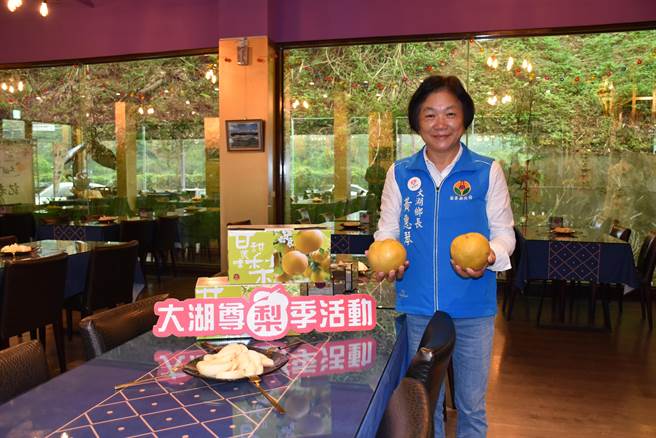 苗栗县大湖乡高接梨正是盛产期，大湖乡长黄惠琴欢迎大家来大湖嚐好梨。（谢明俊摄）