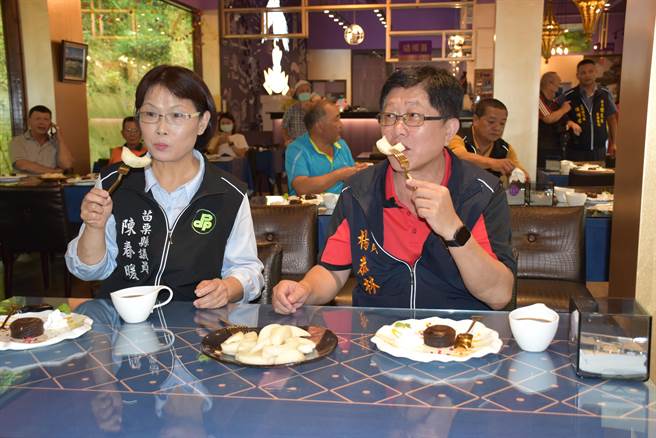 苗栗县大湖乡高接梨正是盛产期，苗栗县议员杨恭林（右）、陈春暖（左）共同推荐大湖好梨。（谢明俊摄）