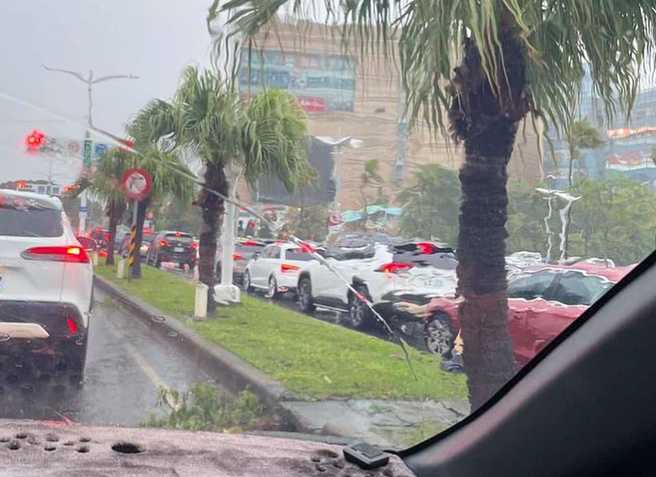 高雄梦时代外面惊见「超长车阵」引起网友讨论。（图／高雄点Kaohsiungtien提供）