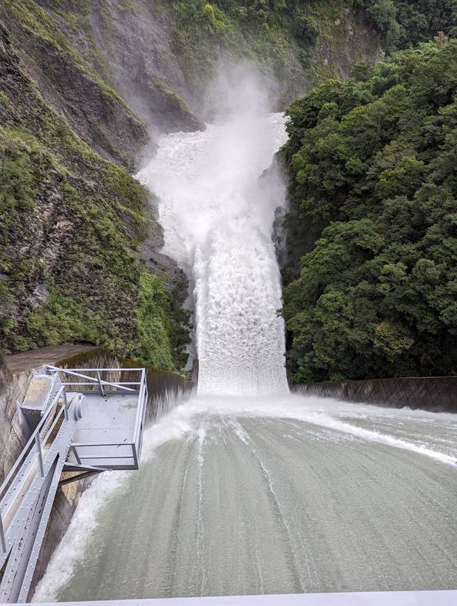 雾社水库进流量约每秒180公吨，上午进行排砂泄洪，排洪量每秒150公吨。（万大发电厂提供／杨静茹南投传真）