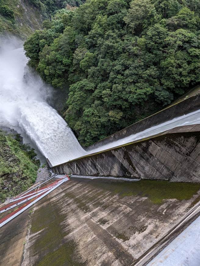 雾社水库是浊水溪上游、雾社溪的一座水库，因杜苏芮颱风带来局部豪雨，28日进行多年未有的排砂泄洪。（万大发电厂提供／杨静茹南投传真）