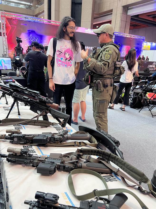 刑事局除暴特勤队也到现场展示装备。（翻摄照片／林郁平台北传真）