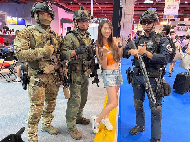 刑事局除暴特勤队也到现场展示装备。（翻摄照片／林郁平台北传真）