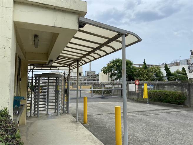 台湾科慕公司观音厂今日宣布8月1日起停止运作，259名员工将被解雇，桃园市劳动局介入协助处理。（民眾提供／蔡明亘桃园传真）