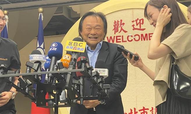 王世坚28日表示，很高兴柯不卖他送的礼物，当时送他32件礼物是爱之深责之切，希望他睹物思言，想到背后提点的话。（本报资料照片）