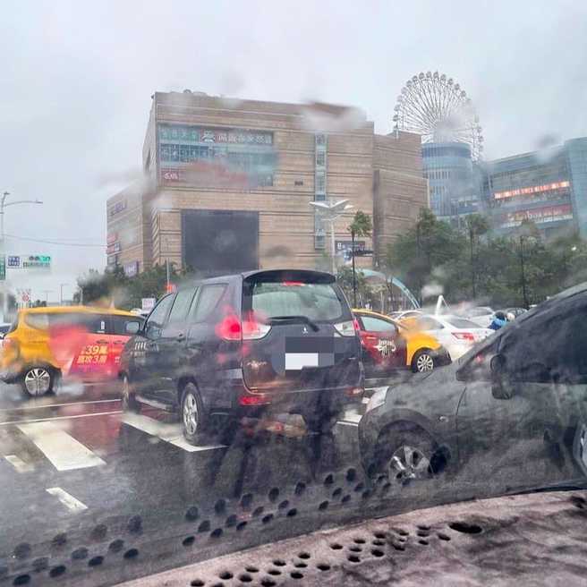 梦时代还没开门，外面已经塞满要进馆的车。（图／高雄点Kaohsiungtien提供）