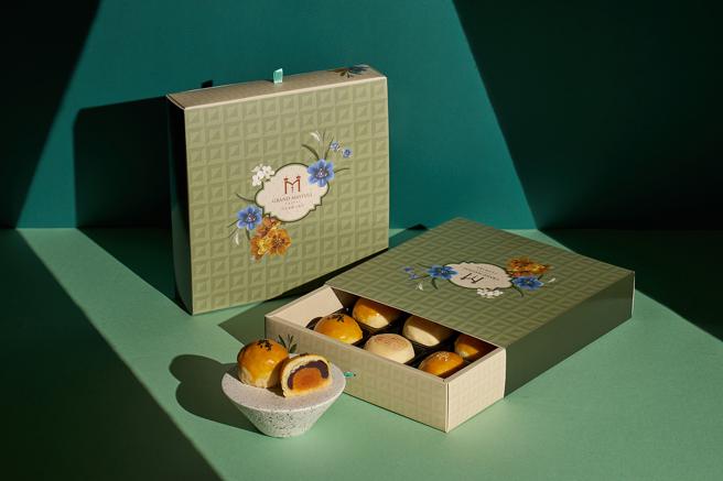 台北美福大饭店的「美福蛋黄酥礼盒」包含2款蛋黄酥及桂圆核桃麻糬酥各3入。（台北美福大饭店提供）