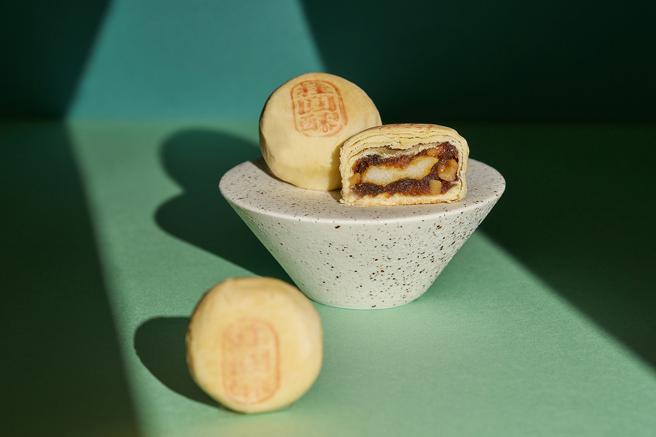 美福蛋黄酥礼盒的桂圆核桃麻糬酥。（台北美福大饭店提供）