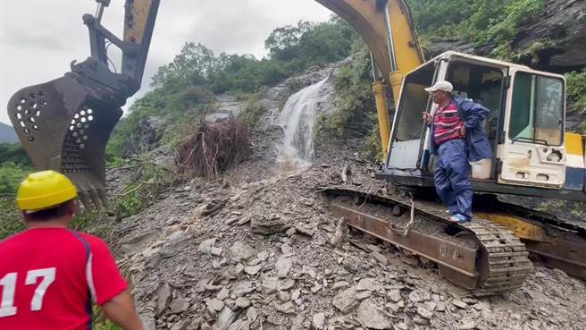 台东红叶通往上里、清水部落的道路坍方。（读者提供／蔡旻妤台东传真）
