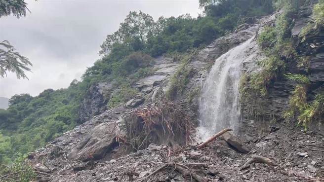 台东红叶通往上里、清水部落的道路坍方。（读者提供／蔡旻妤台东传真）