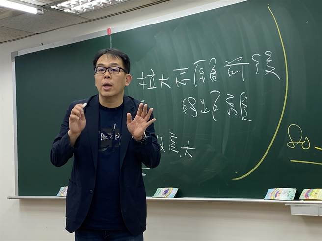 升學專家劉駿豪進行今年分發入學落點分析。（林志成攝）