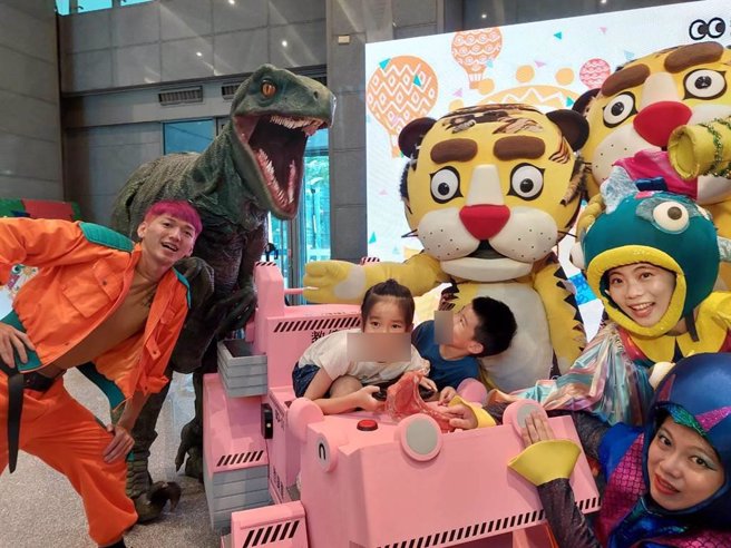 「2023新北市儿童艺术节」8月5日至13日在新北市市民广场、板桥区重庆路行人徒步区登场，今年以「怪兽乐园」为主题。（陈慰慈摄）