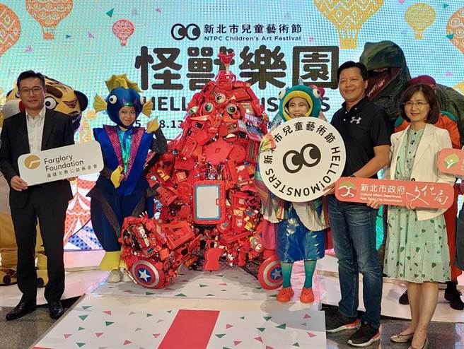 新北市副市长朱惕之（右二）表示，新北市儿童艺术节办理已第15年，累积580万参加人次。（陈慰慈摄）