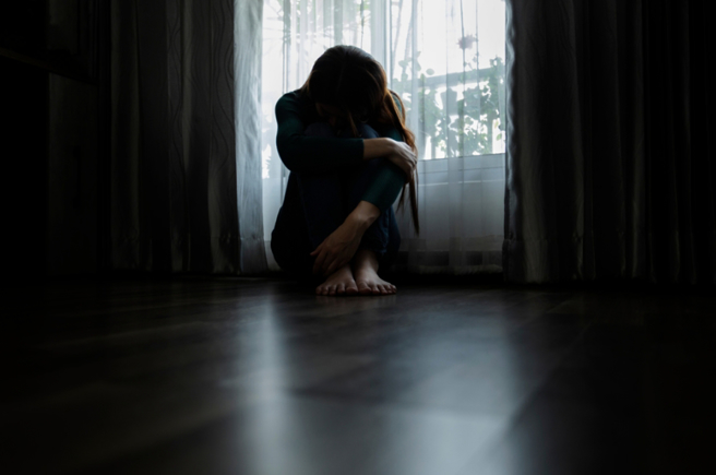 台湾当红VT艺人在直播中坦言自己长期受到心因症状的困扰，也引起主流媒体的关注，专家建议除了专业医师诊断外，适当休息也十分重要。(示意图/shutterstock)
