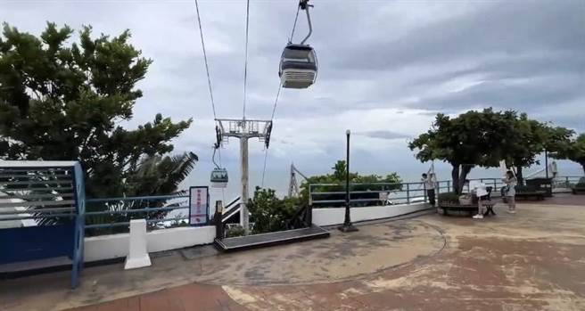 海洋公園纜車故障，車子卡在半空中，不能動。（民眾提供）