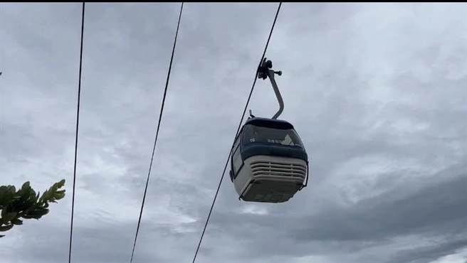 海洋公園纜車故障，車子卡在半空中，不能動。（民眾提供）