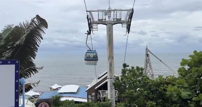 海洋公園纜車故障，車子卡在半空中，不能動。（民眾提供）