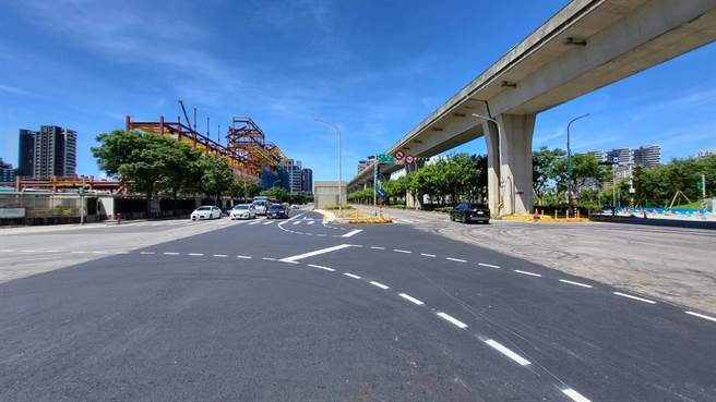 桃园市交通局于青埔高铁南路一、二段与公园路一、二段路口设置偏心左转车道。（交通局提供／蔡明亘桃园传真）