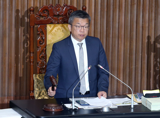 在副院長蔡其昌敲槌後，立法院28日臨時會三讀通過「性別平等教育法修正草案」。（姚志平攝）