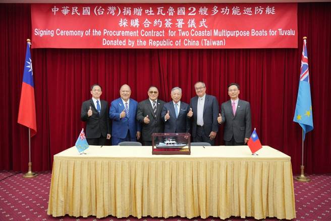 海洋委员会海巡署主任秘书林超伦、吐瓦鲁国驻台大使潘恩纽（Bikenibeu Paeniu）、吐瓦鲁国总督法拉尼（Tofinga Falani）、外交部政务次长田中光、罡旻企业有限公司总经理胡彦儒及外交部亚东太平洋司司长蓝夏礼大使合影（由左至右）。（外交部提供）