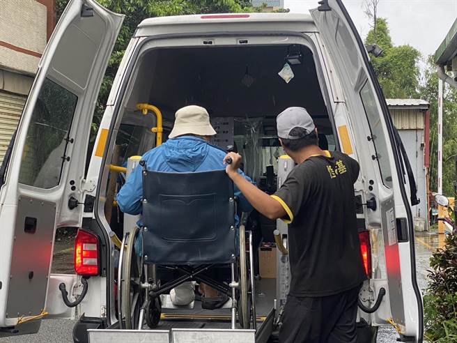 因中颱杜苏芮侵袭，屏东县28日停班停课，但恒春基督教医院车辆团队的服务不间断，在强风豪雨中仍挺进山区载14名病人下山洗肾。（恒基提供／谢佳潾屏东传真）