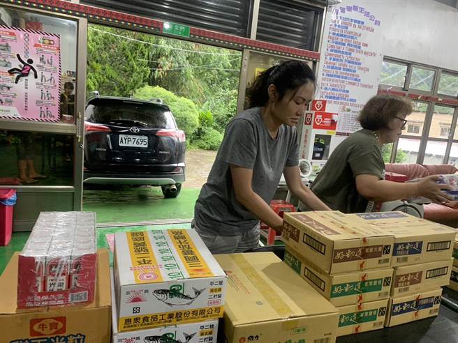 同时还载上物资进入部落发送，贴心举动获得眾人好评、也令人感动。（恒基提供／谢佳潾屏东传真）