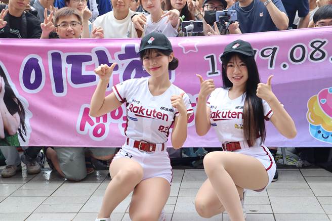 樂天女孩李多慧（左）到新竹擔任披薩店1日店長，粉絲拉起布條祝賀她生日快樂。（邱立雅攝）