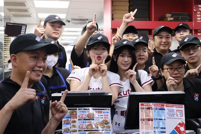 李多慧跟披薩店員工熱情互動。（邱立雅攝）