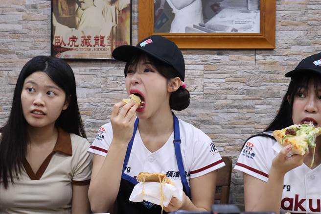 李多慧吃自己做的披薩張大嘴。（邱立雅攝）