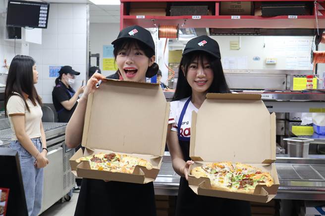 李多慧展示自己做的披薩，人家也想吃。（邱立雅攝）