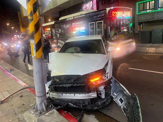 新北市中和区景平路昨27日晚间19时许，发生一起小客车自撞电线杆的车祸。（图／警方提供）