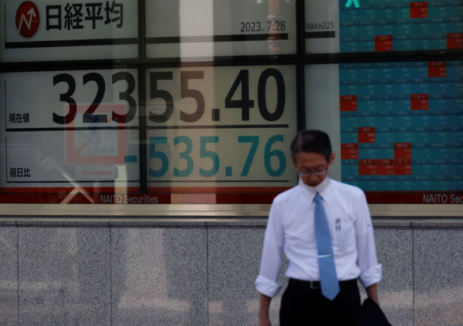 日本東京股市今天收低。（圖／路透社）