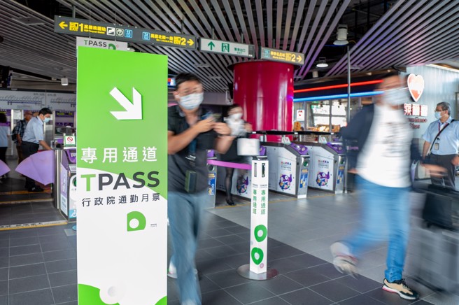 为提升公共运具的使用率，桃市府积极协调，让多条跨县市通勤路线纳入基北北桃都会通方案，桃捷公司亦于8/1起增加3列尖峰加班直达车。（图／桃园市政府提供）